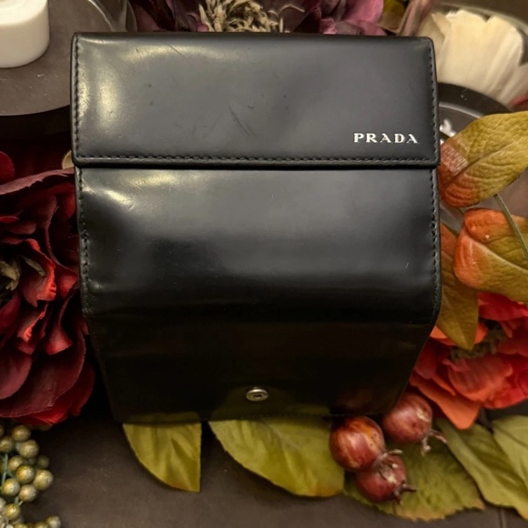 Vintage PRADA Black Spazzolato Leather With Contrast Logo Compact Snap Wallet - Picture 11 of 16